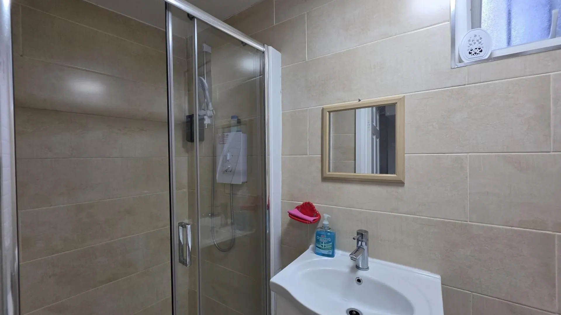 Spacious 3-Bedroom Apartment Near Stratford, 1 Minute From Train Station London