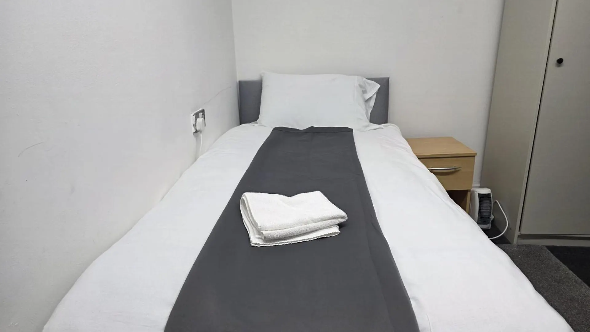 Spacious 3-Bedroom Apartment Near Stratford, 1 Minute From Train Station London