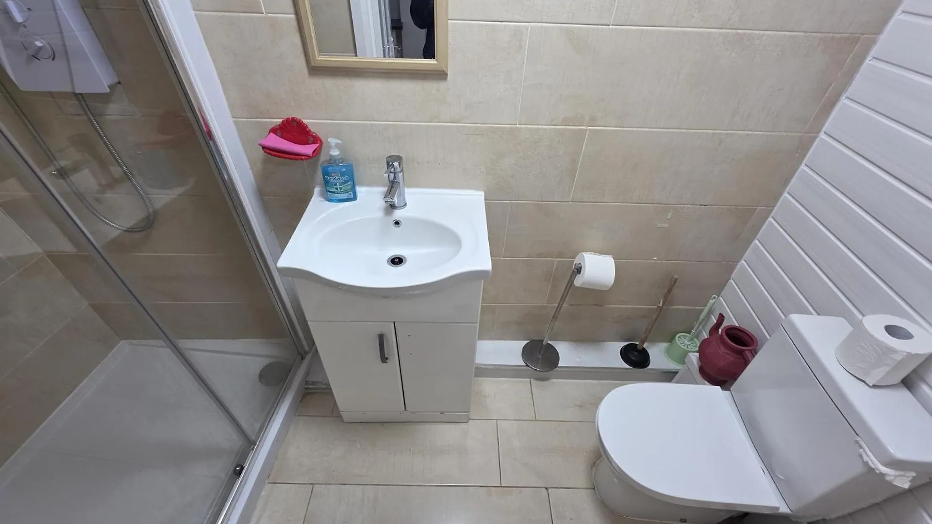 Spacious 3-Bedroom Apartment Near Stratford, 1 Minute From Train Station London
