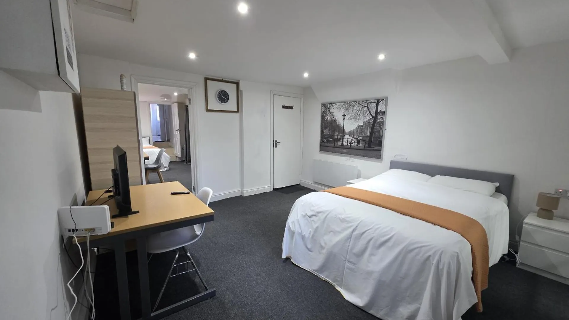Spacious 3-Bedroom Apartment Near Stratford, 1 Minute From Train Station London