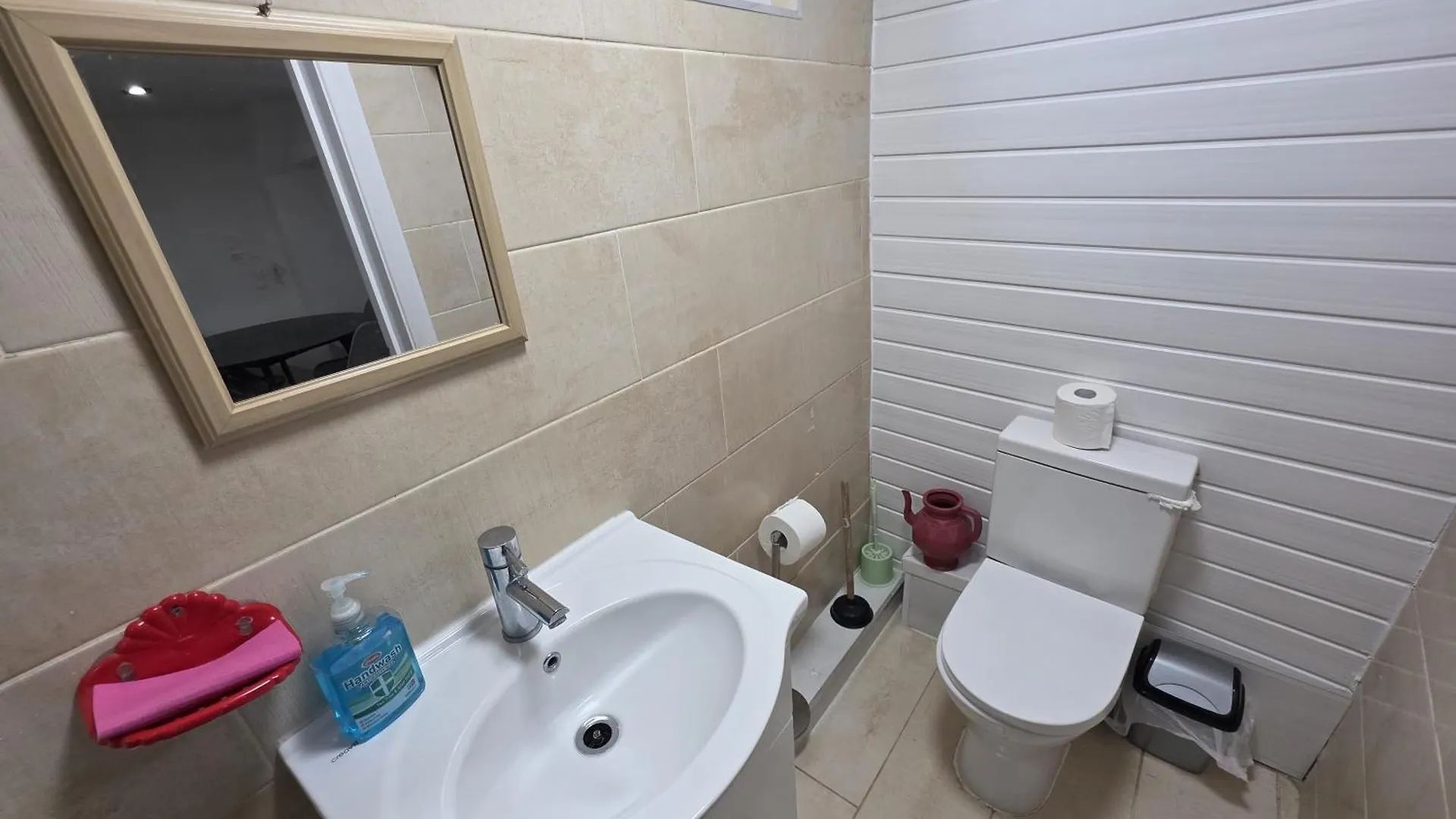 Spacious 3-Bedroom Apartment Near Stratford, 1 Minute From Train Station London