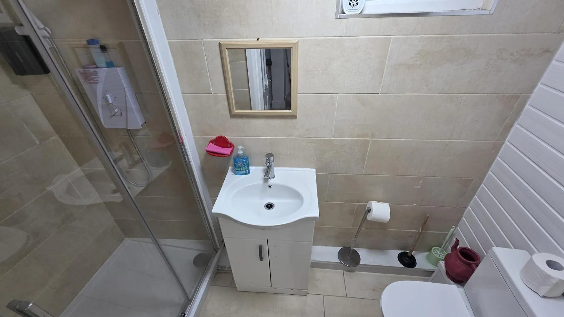 Spacious 3-Bedroom Apartment Near Stratford, 1 Minute From Train Station London