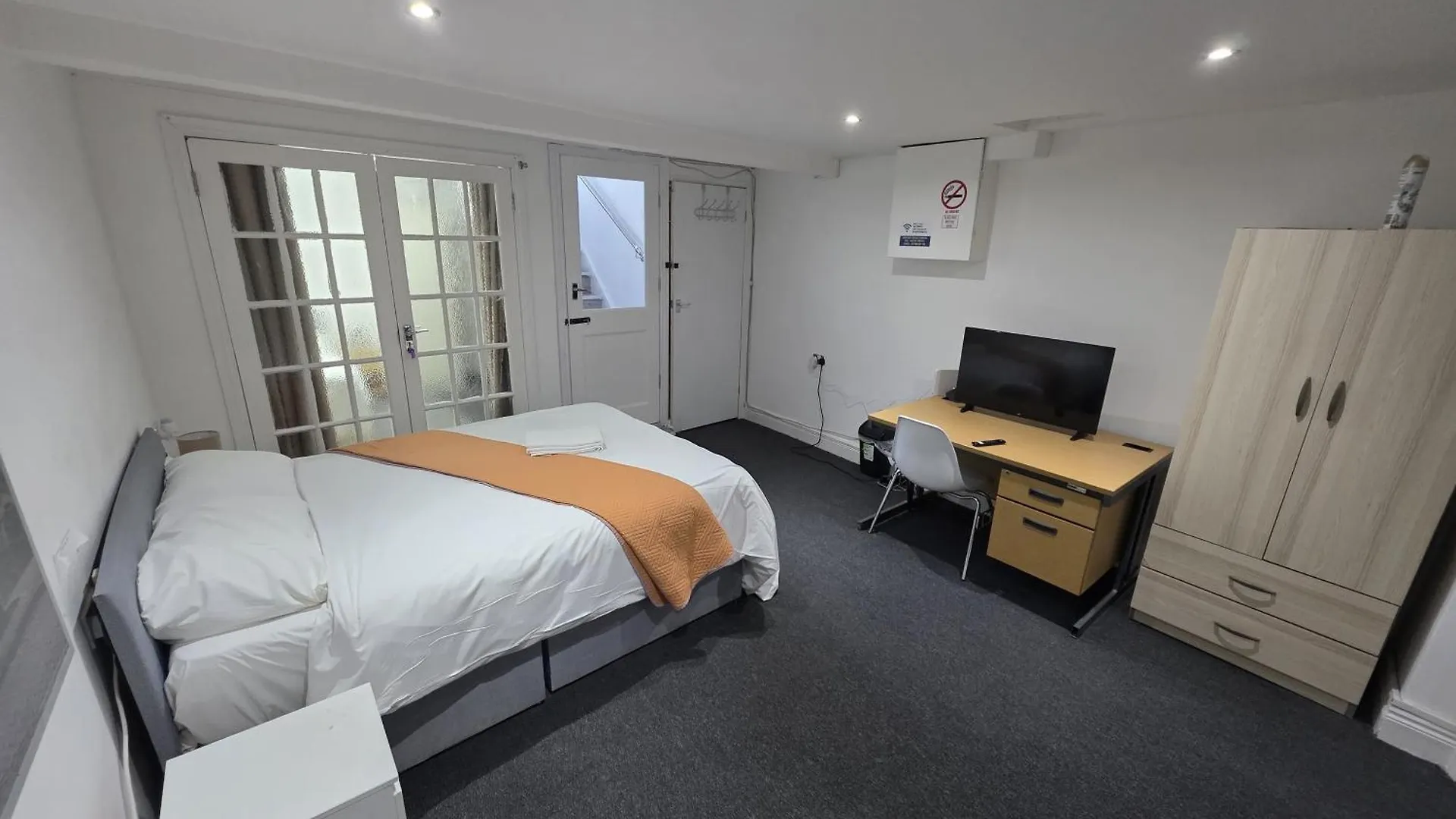 Spacious 3-Bedroom Apartment Near Stratford, 1 Minute From Train Station London United Kingdom
